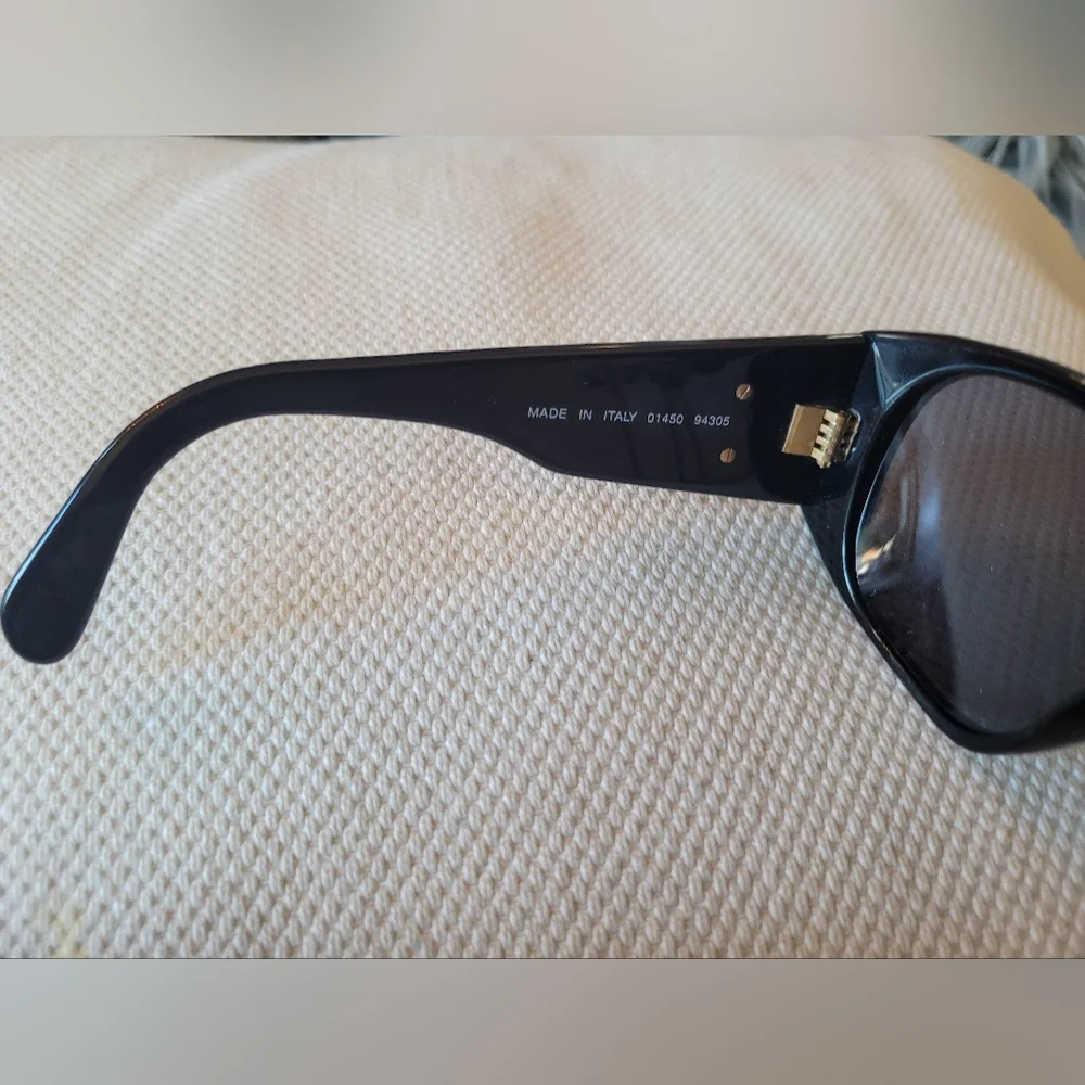 CHANEL Black Sunglasses with Gold Logo - Picture 7 of 8